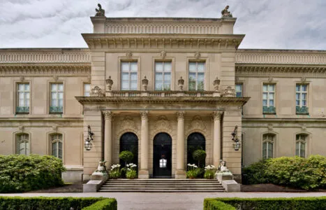 A photograph of The Elms. This image links to a webpage with information about accessibility at the mansion.