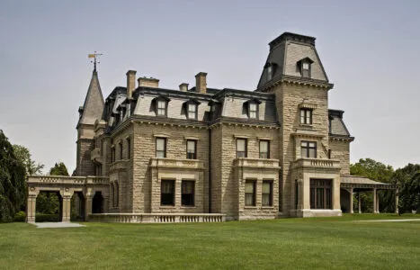 A photograph of Chateau-sur-Mer. This image links to a webpage with information about accessibility at the mansion.